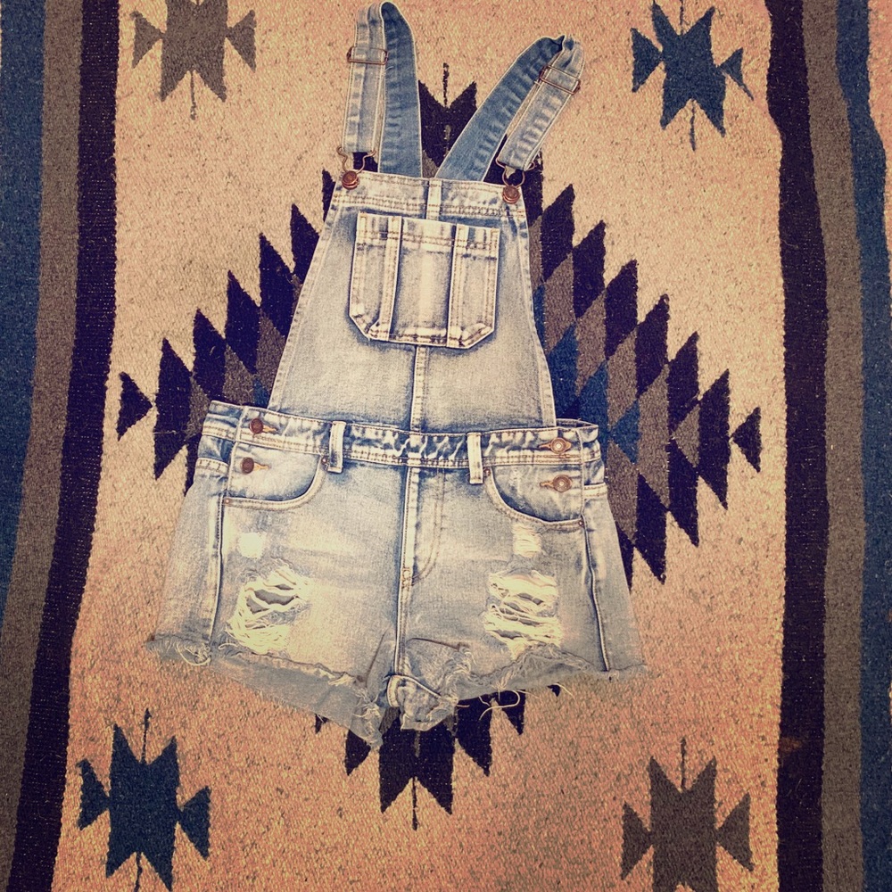 Cute AF, blue wash, Forever21 cut off overalls!